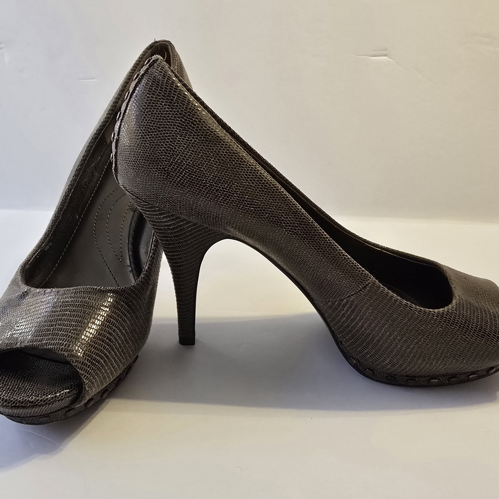 Tahari Olive Colored Heels with Studs Size 8 Baddie Sexy
